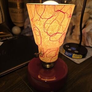 Vtg. mcm fiberglass burgundy ceramic small table lamp.